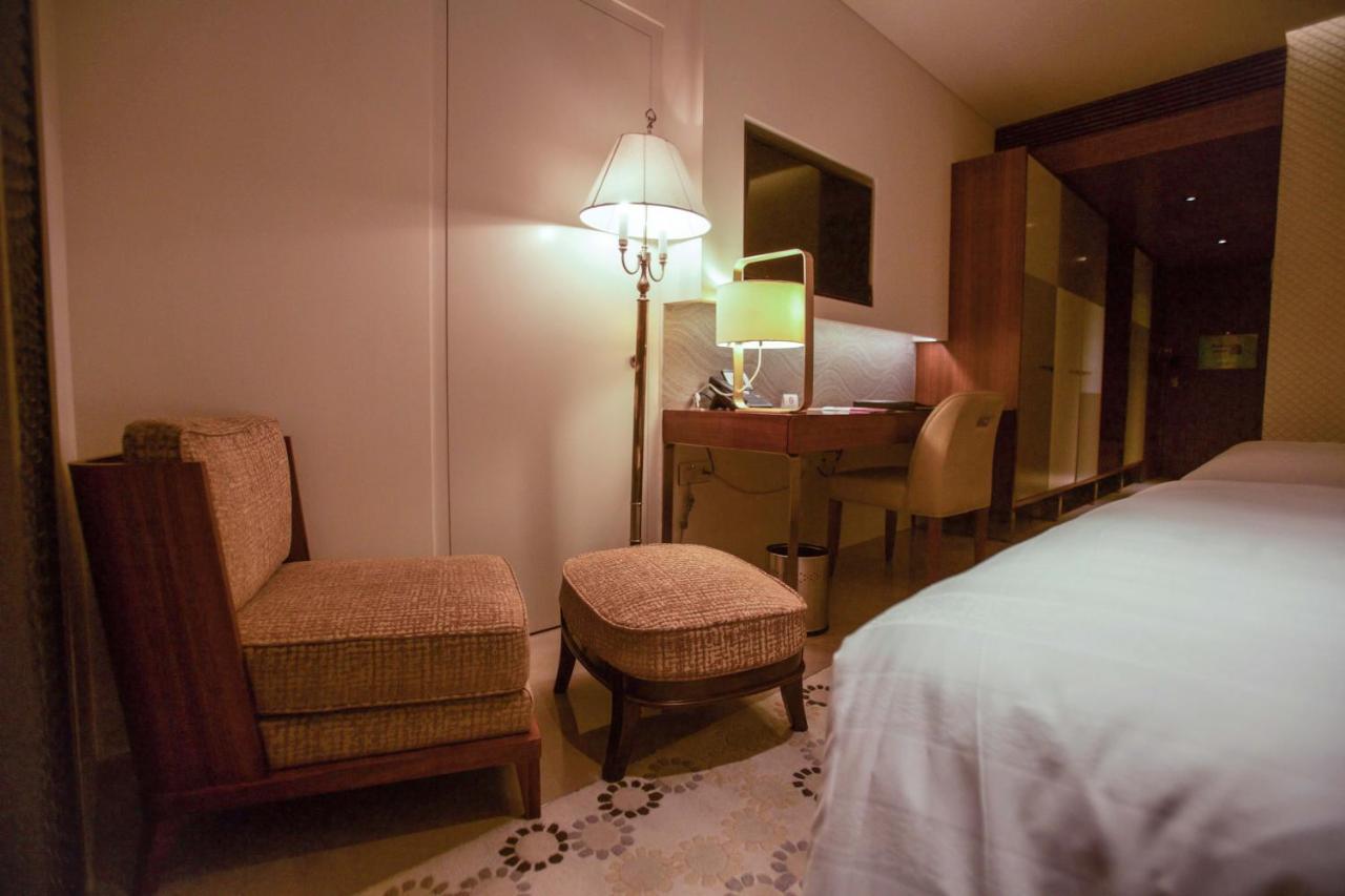 Crowne Plaza Chennai Adyar Park, An Ihg Hotel Exterior photo A room at the hotel