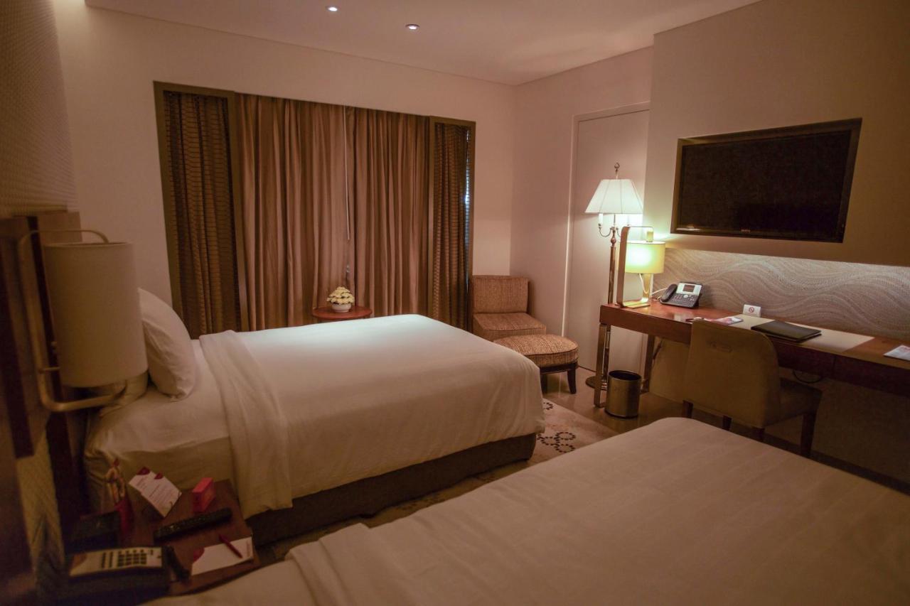 Crowne Plaza Chennai Adyar Park, An Ihg Hotel Exterior photo A room at the hotel