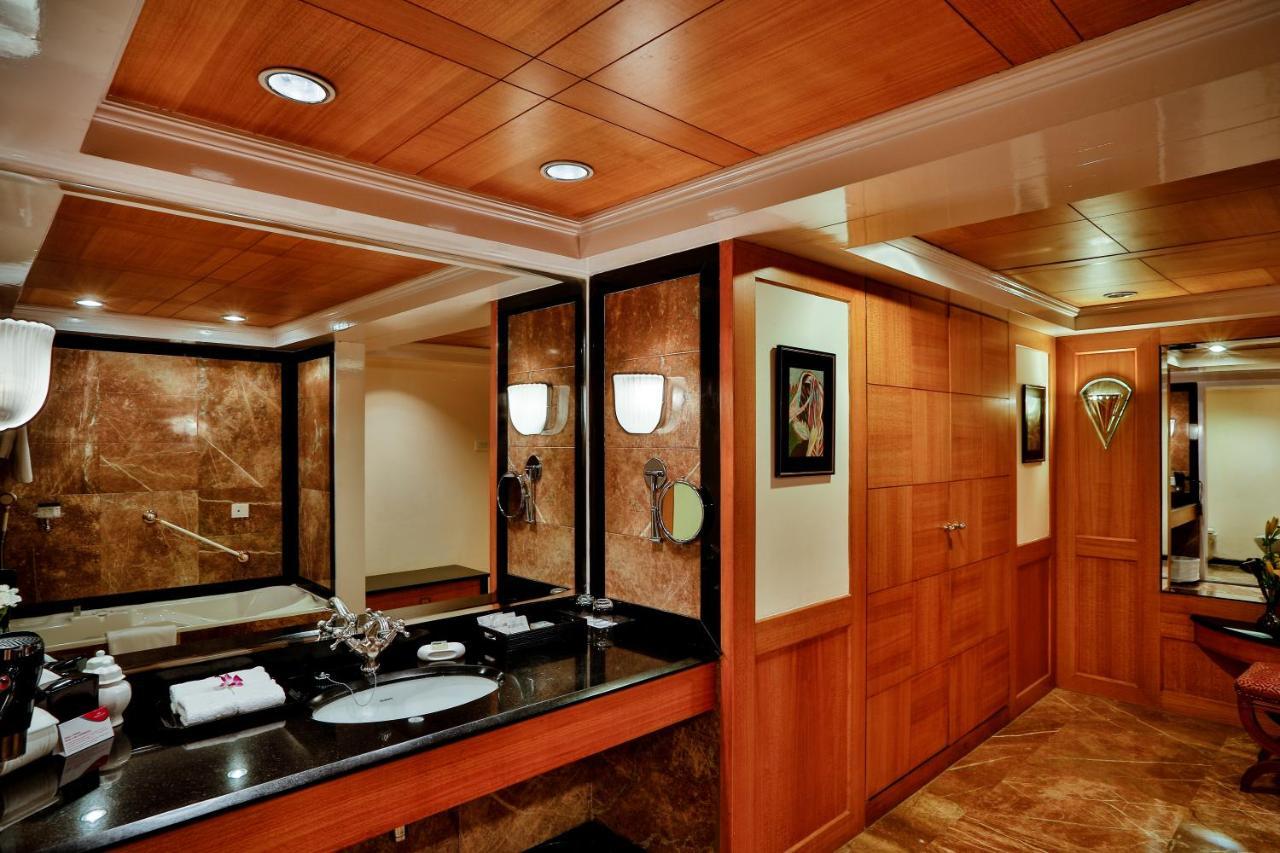 Crowne Plaza Chennai Adyar Park, An Ihg Hotel Exterior photo Bathroom