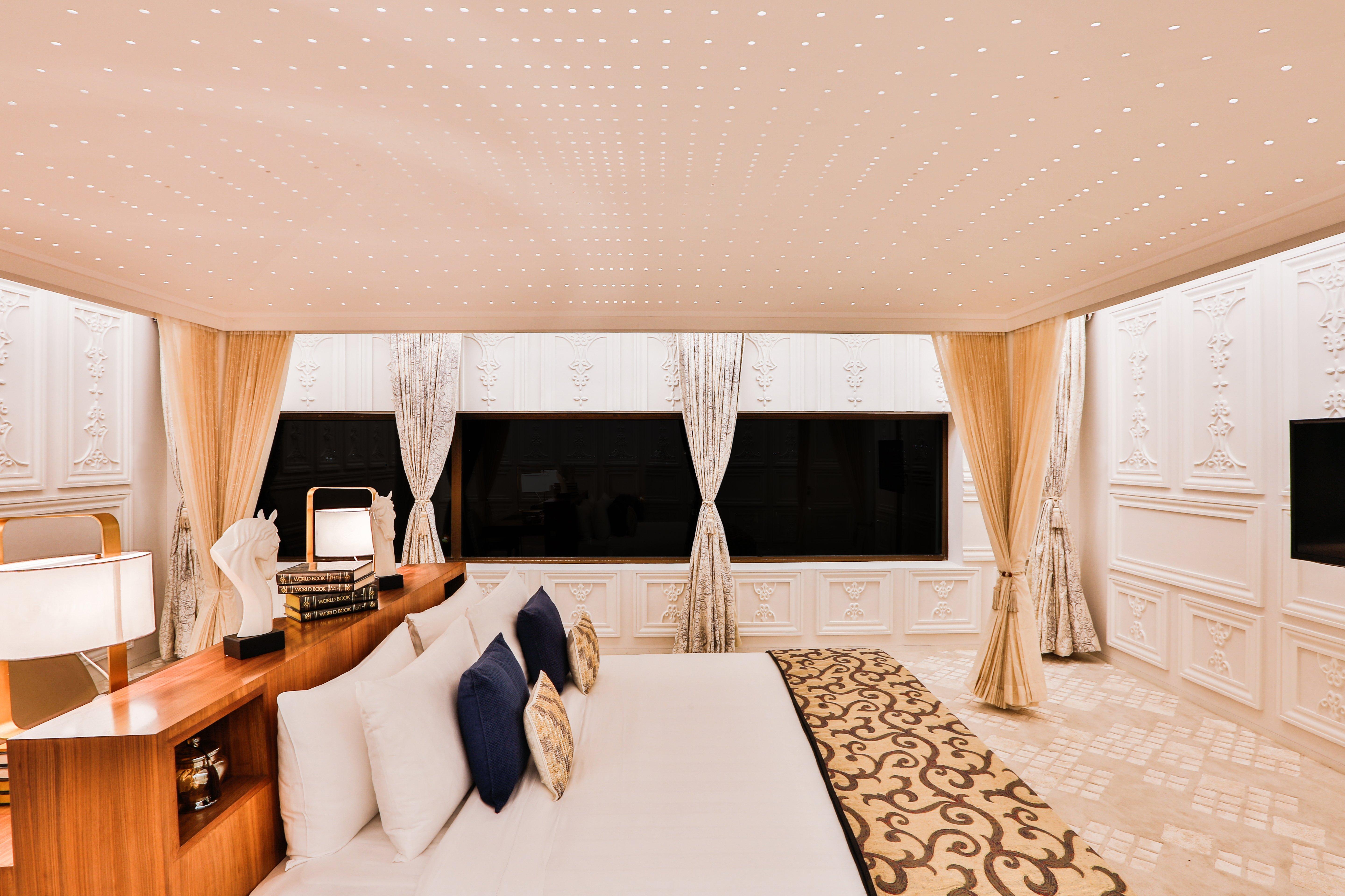 Crowne Plaza Chennai Adyar Park, An Ihg Hotel Exterior photo The bedroom of the Royal Suite
