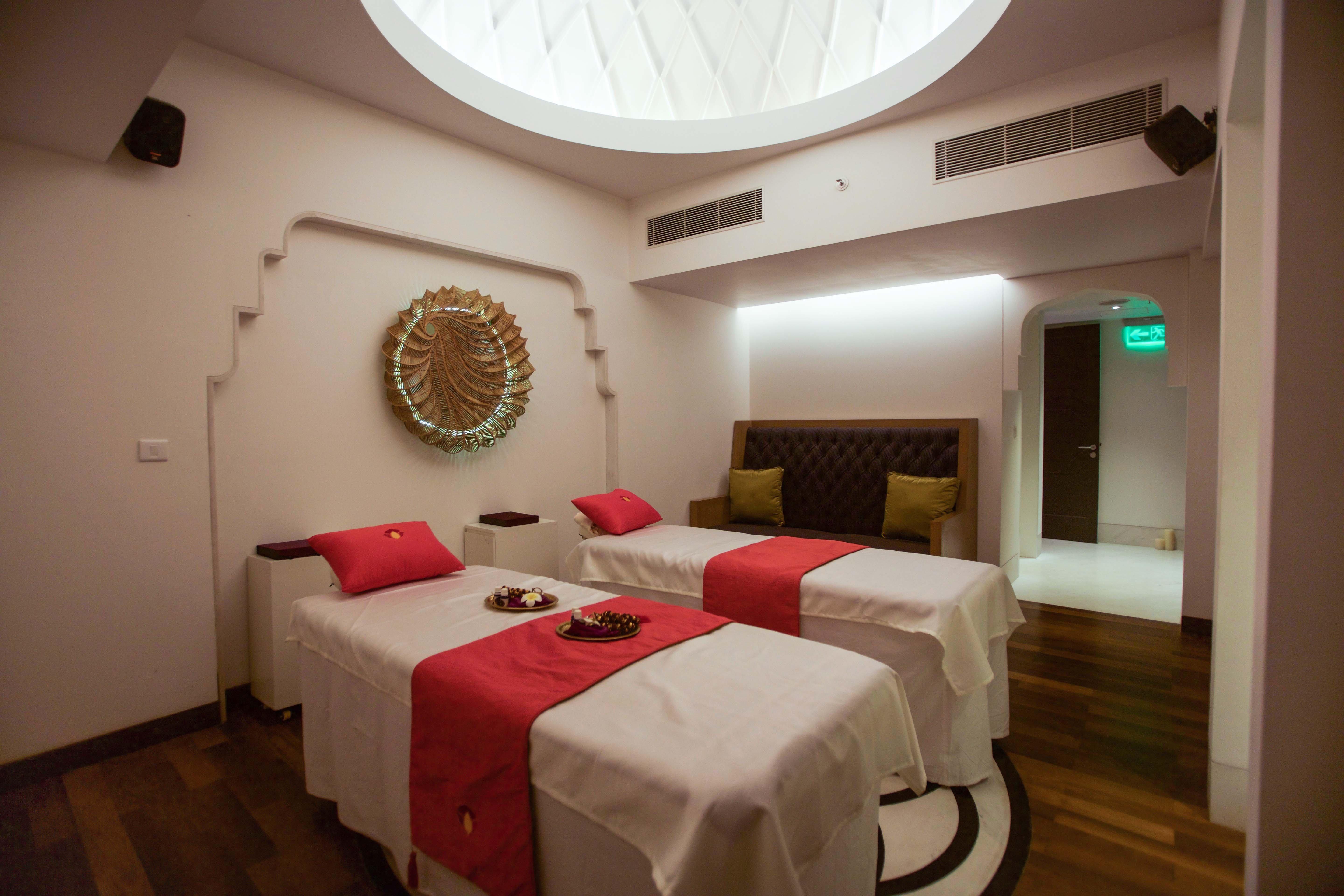 Crowne Plaza Chennai Adyar Park, An Ihg Hotel Exterior photo Spa at The Park, New Delhi