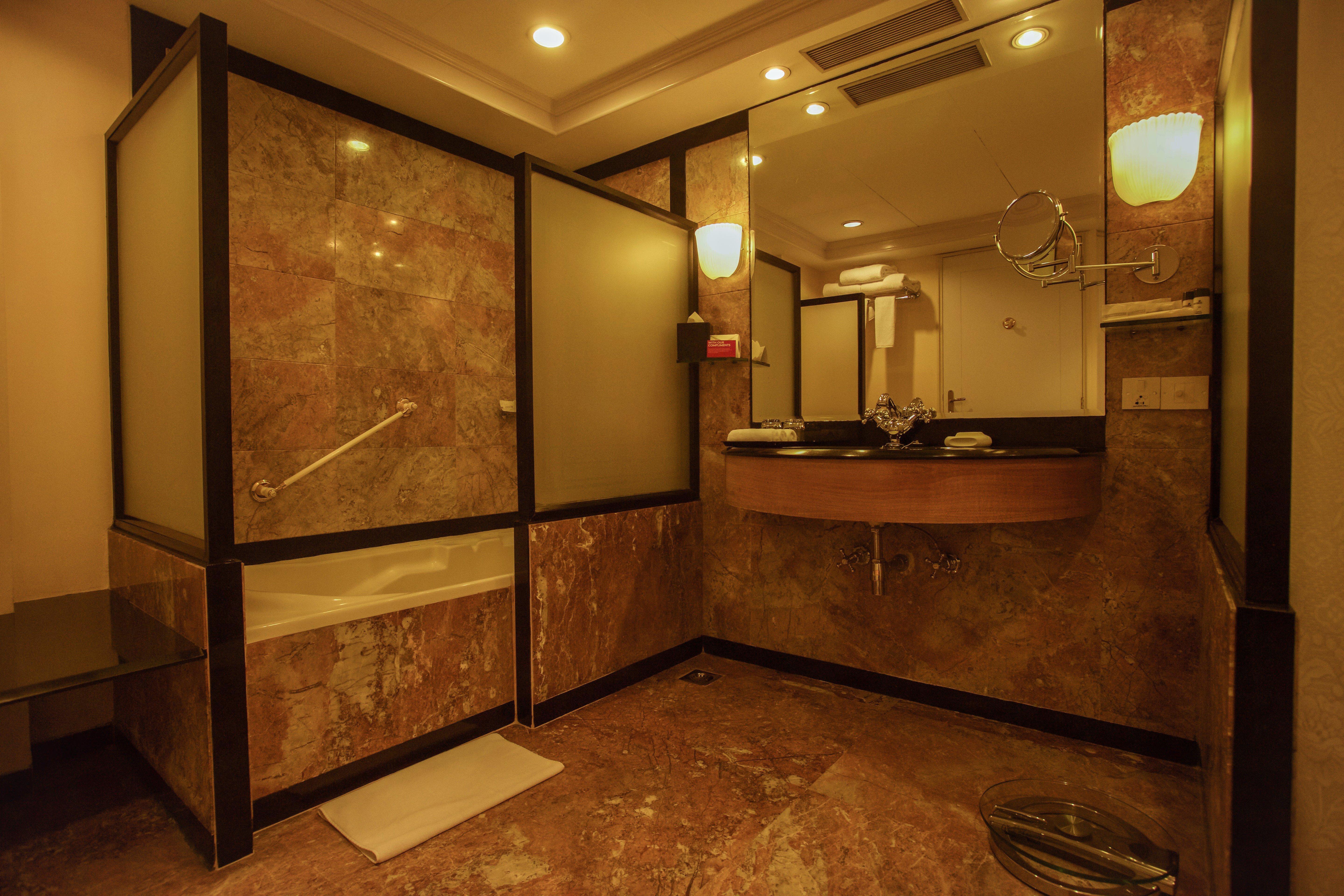Crowne Plaza Chennai Adyar Park, An Ihg Hotel Exterior photo A bathroom in a hotel