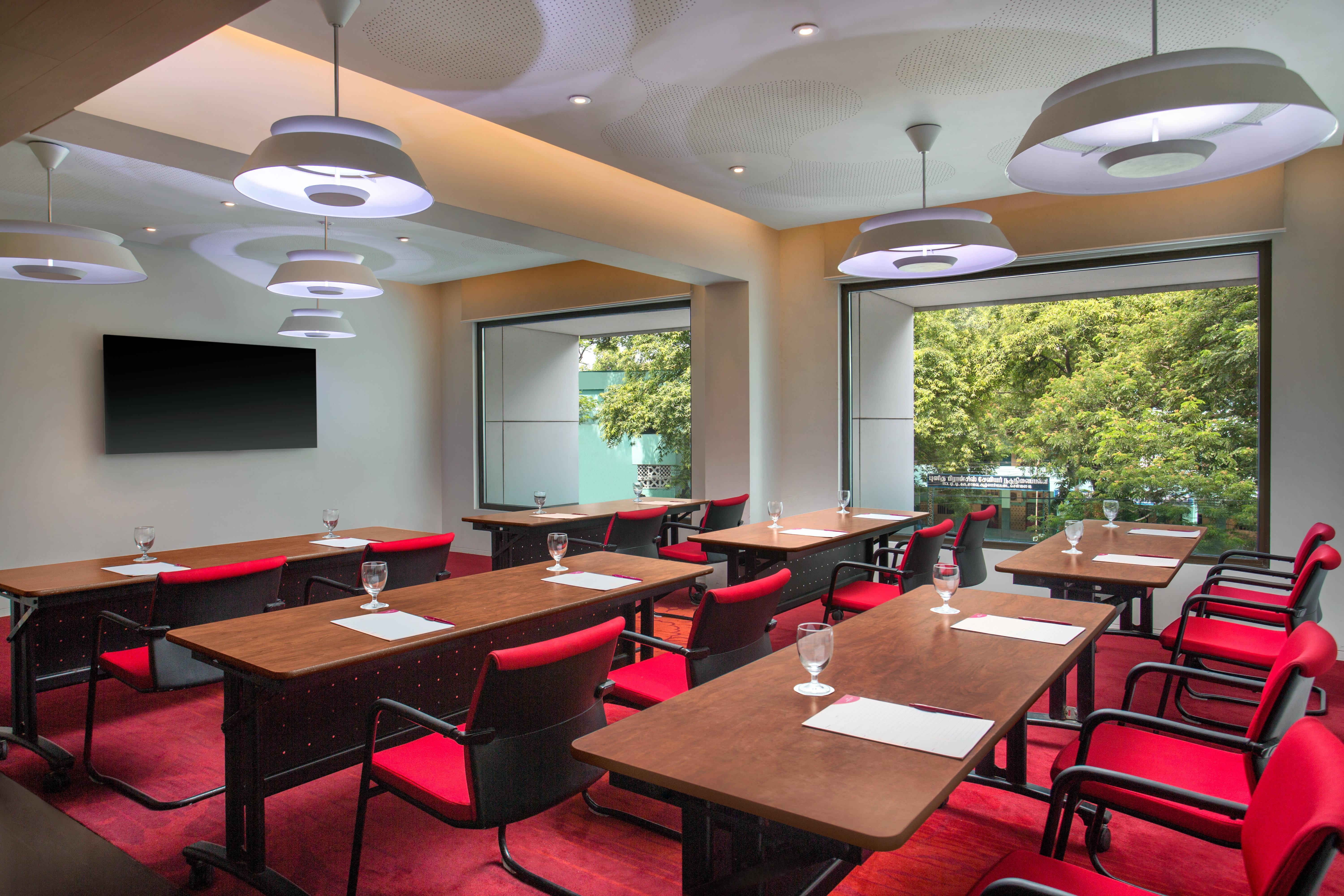 Crowne Plaza Chennai Adyar Park, An Ihg Hotel Exterior photo Meeting room