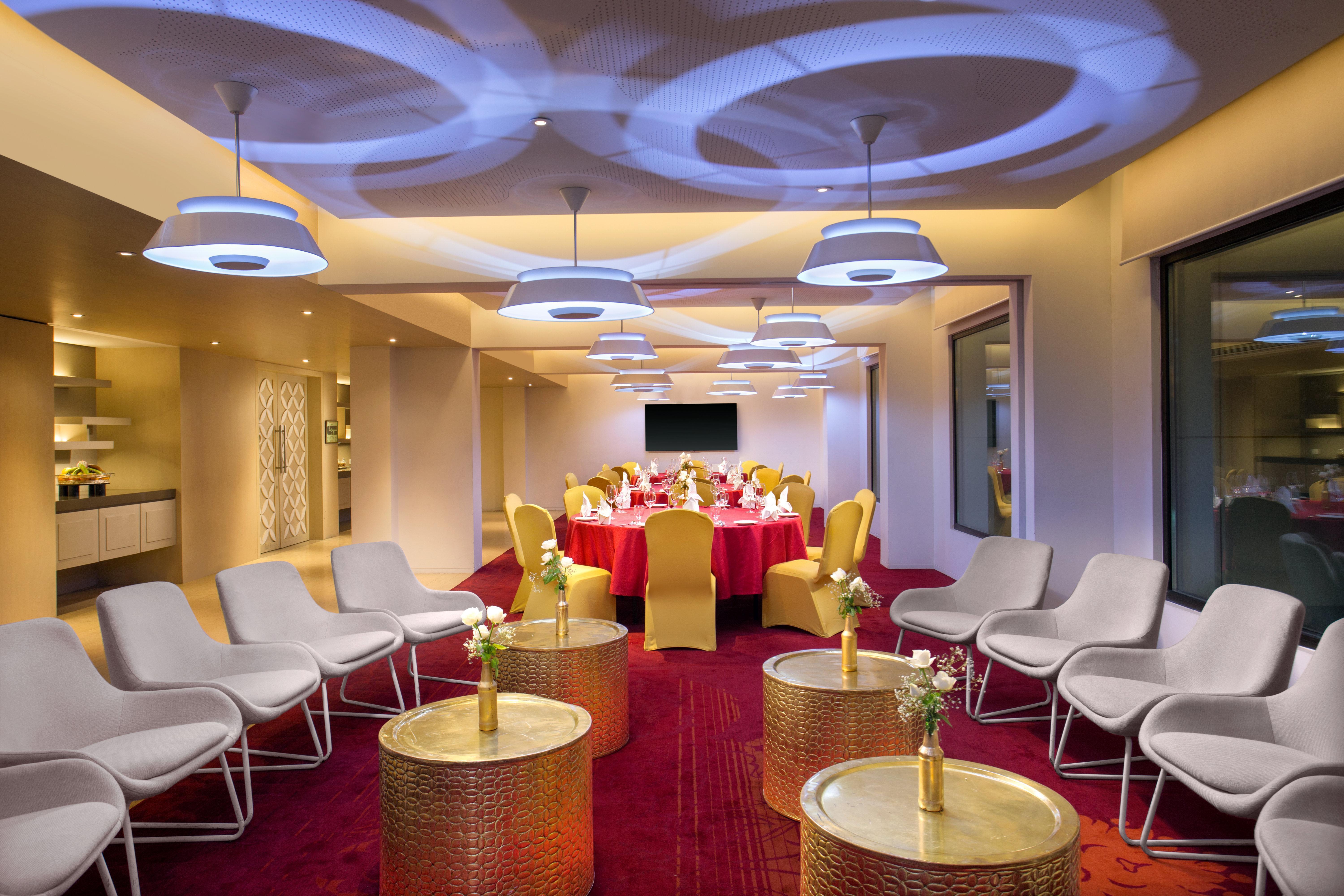Crowne Plaza Chennai Adyar Park, An Ihg Hotel Exterior photo The Club Lounge at the airport