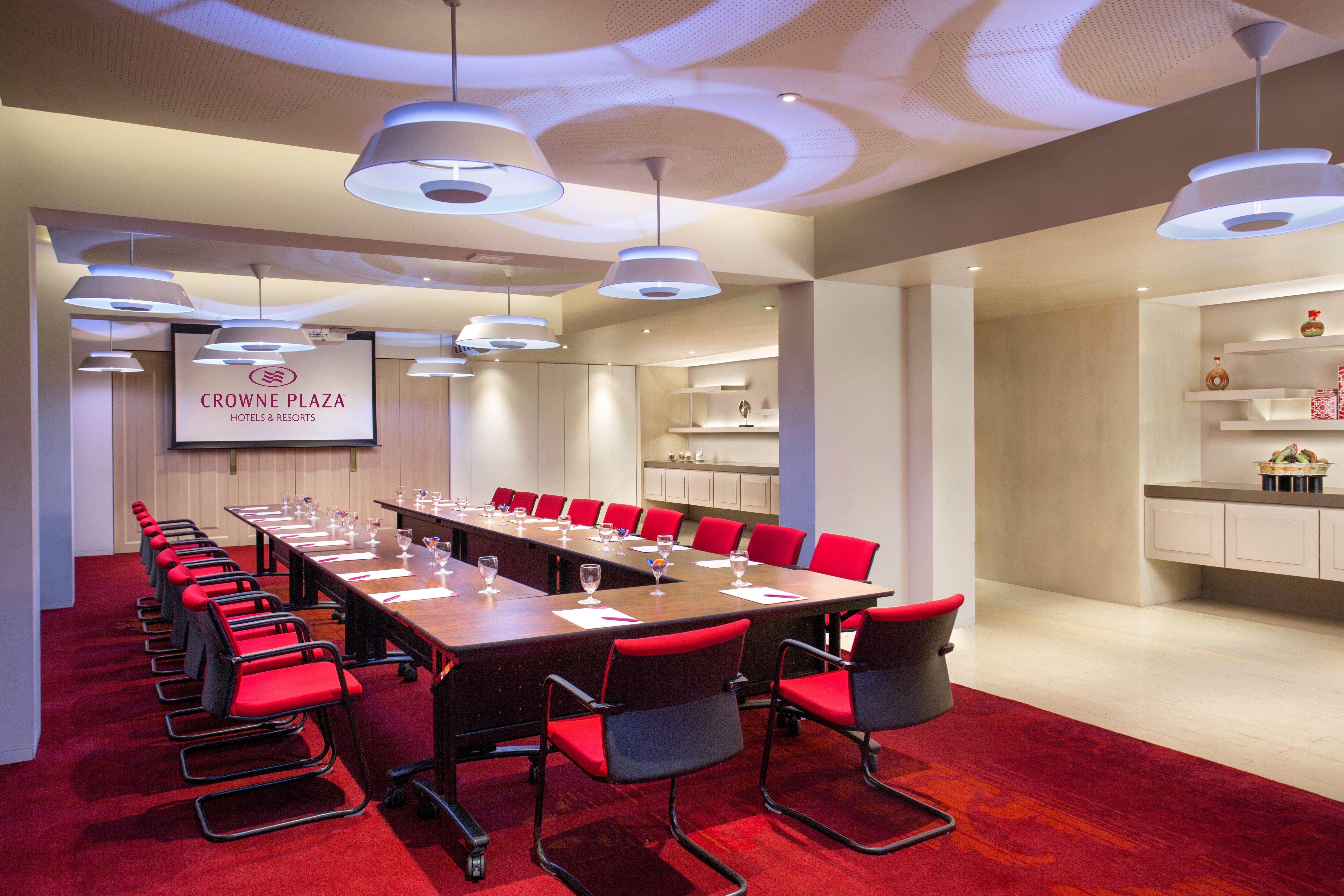 Crowne Plaza Chennai Adyar Park, An Ihg Hotel Exterior photo Meeting room at the hotel