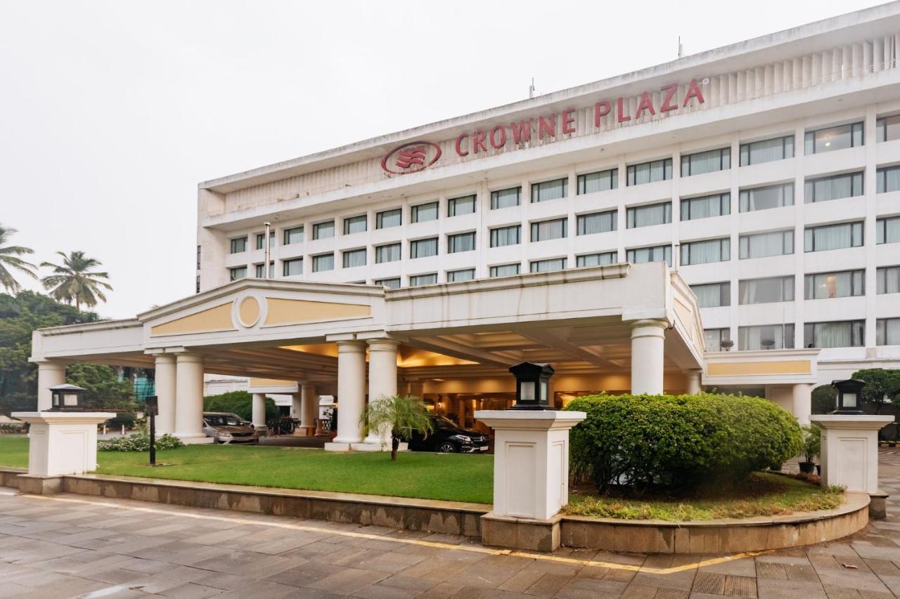 Crowne Plaza Chennai Adyar Park, An Ihg Hotel Exterior photo The hotel in 2011