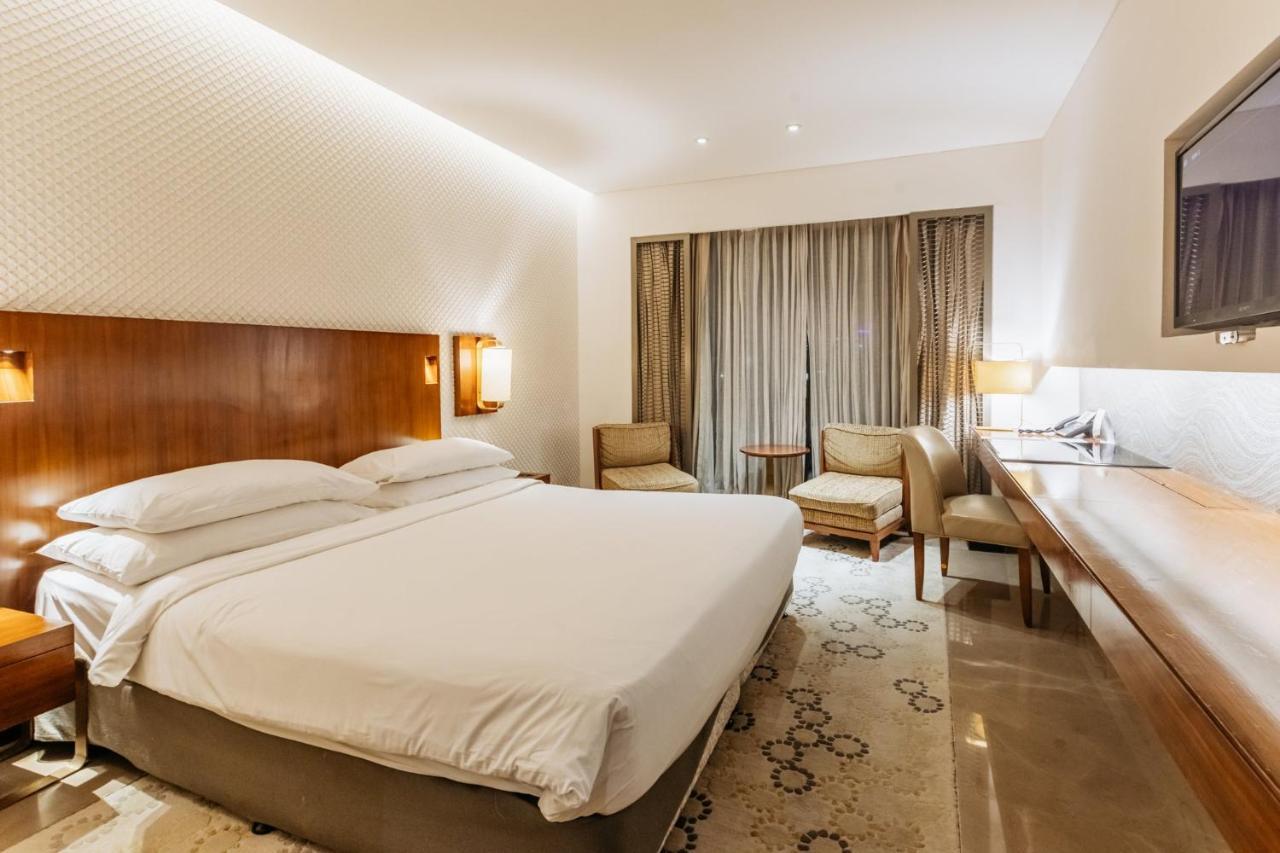 Crowne Plaza Chennai Adyar Park, An Ihg Hotel Exterior photo A room at the Taj Mahal Palace